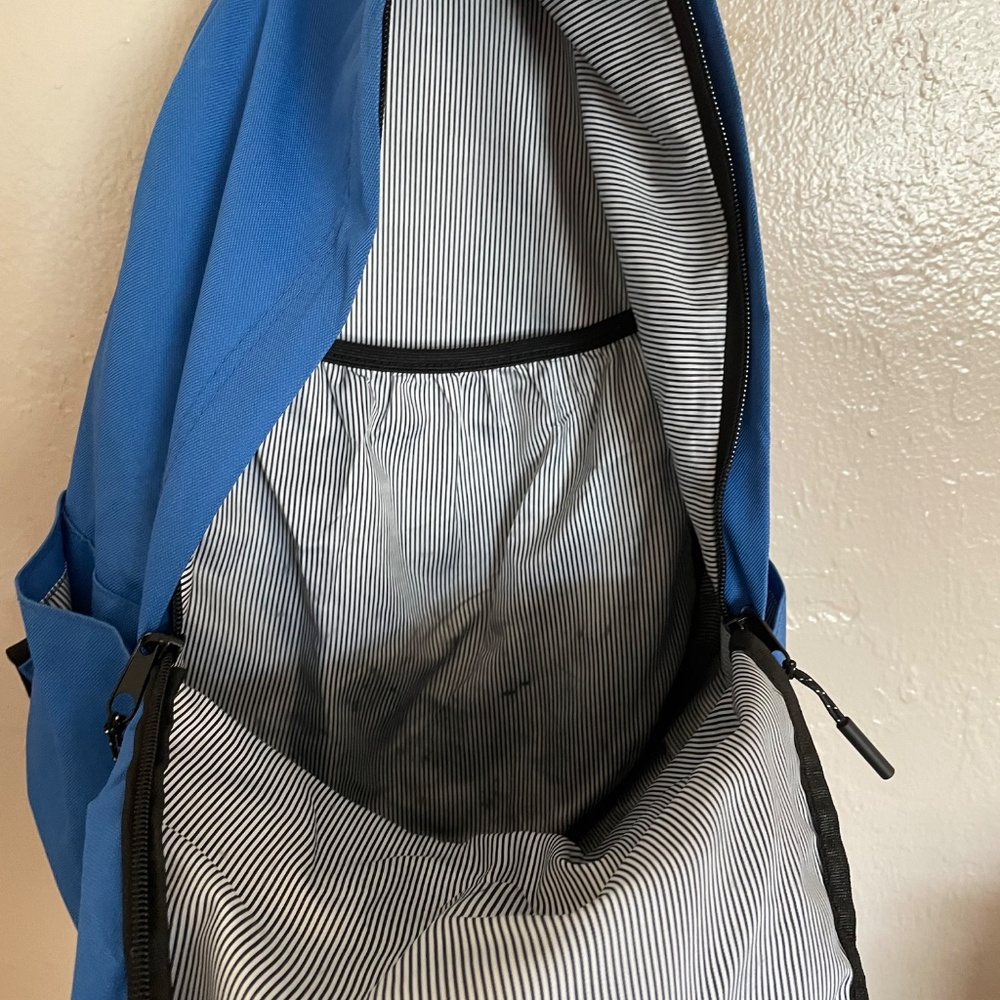 Essential Backpack - Picture 3 of 8